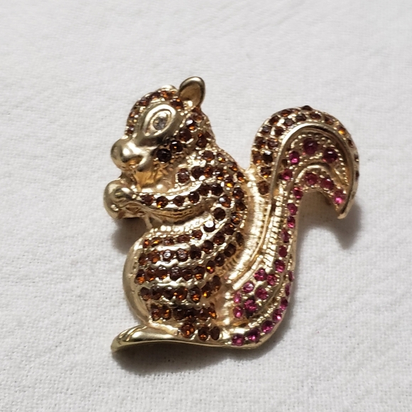 Beautiful Kenneth Cole Vintage Goldtone Squirrel Brooch with Red Crystals - Picture 2 of 5